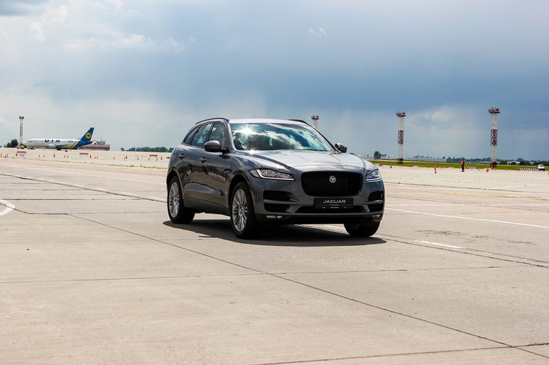 Jaguar на злітній смузі терміналу F «Борисполя»