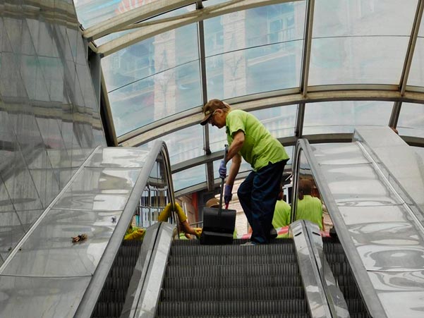Клининговая кампания чистит эскалаторы в переходе на улицу Михайловскую